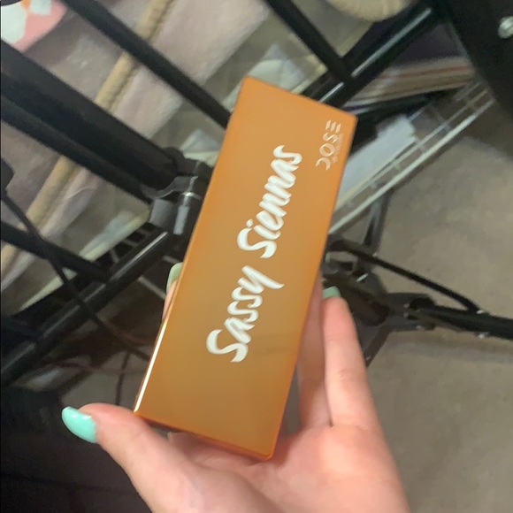 Eyeshadow palette - Picture 2 of 2